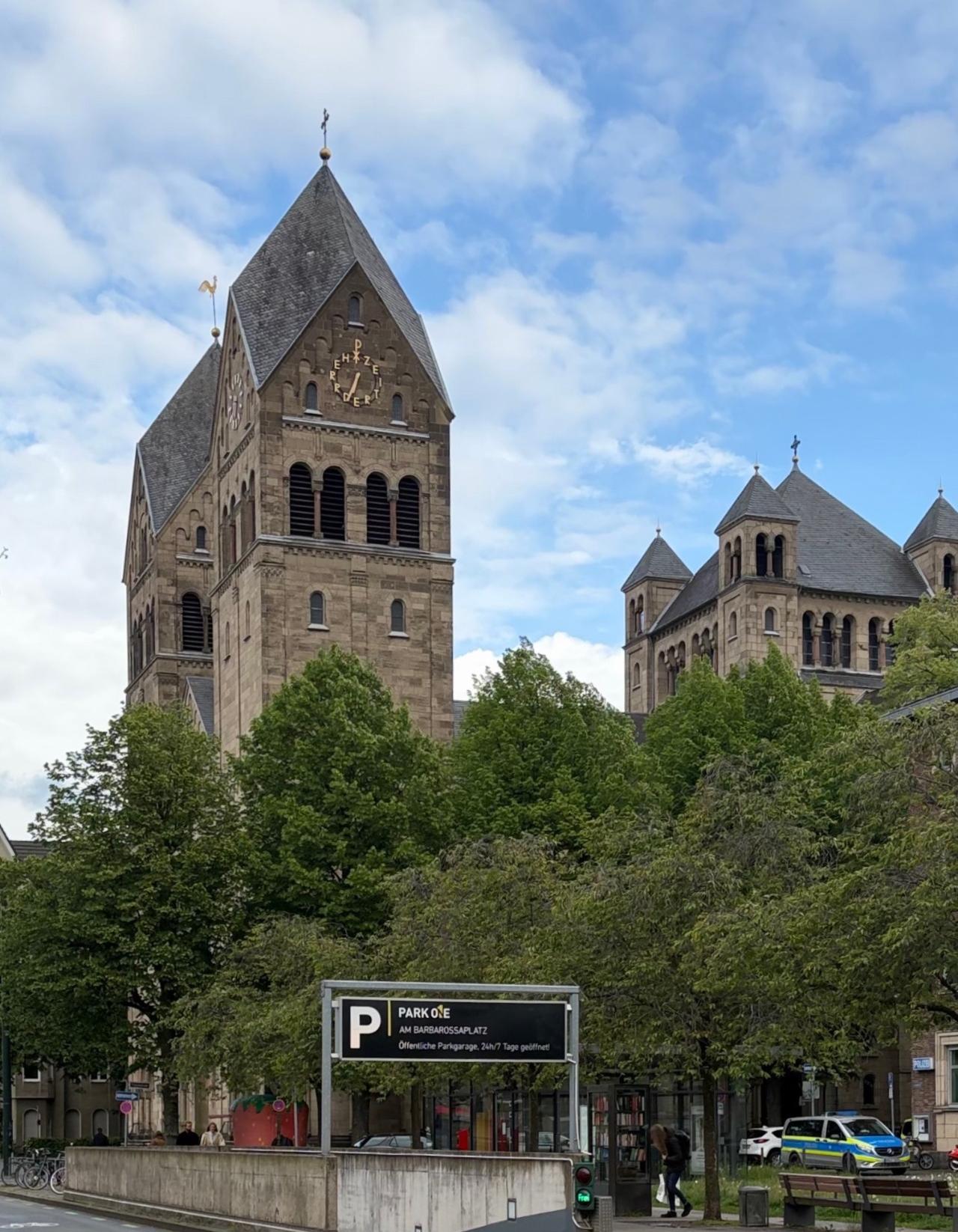 Kirche St. Antonius von der Luegallee aus gesehen