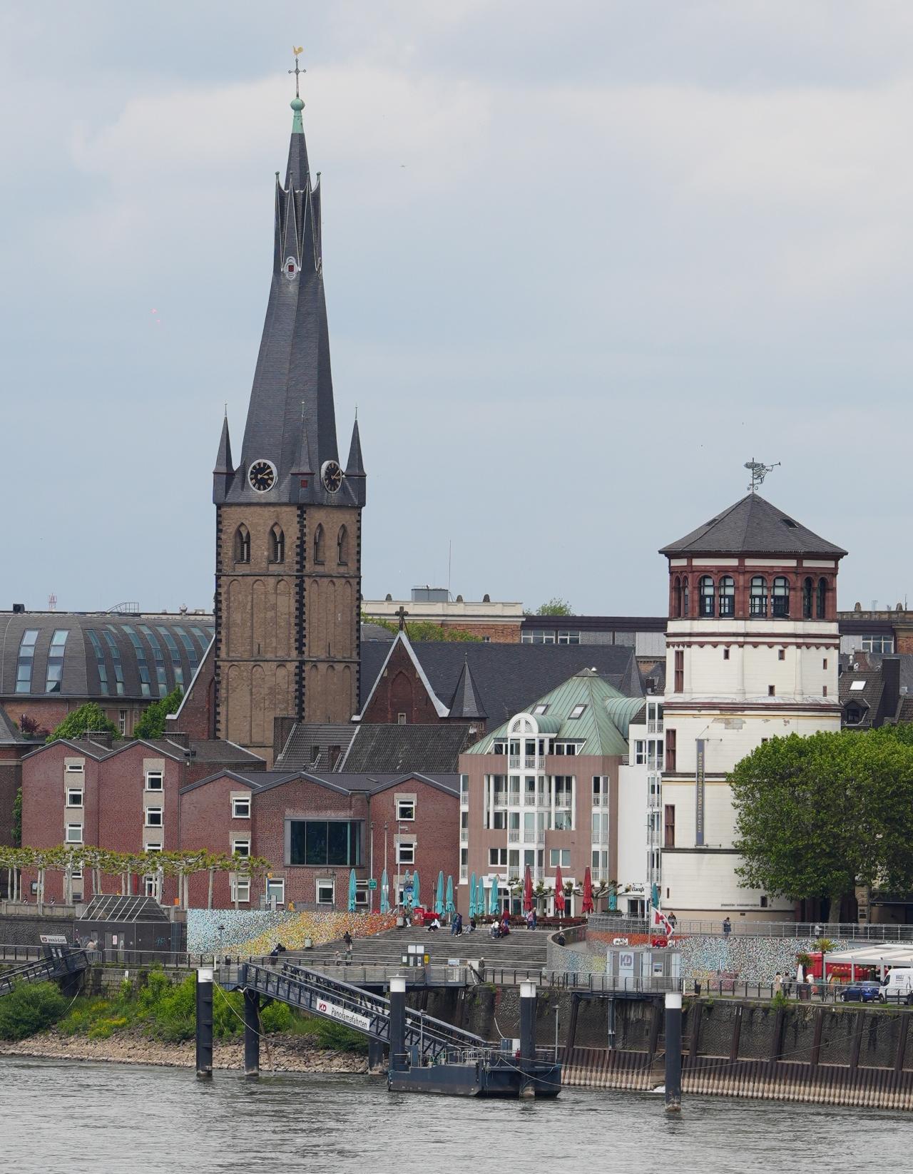 Kirche St. Lambertus von der Rheinkniebrücke aus gesehen